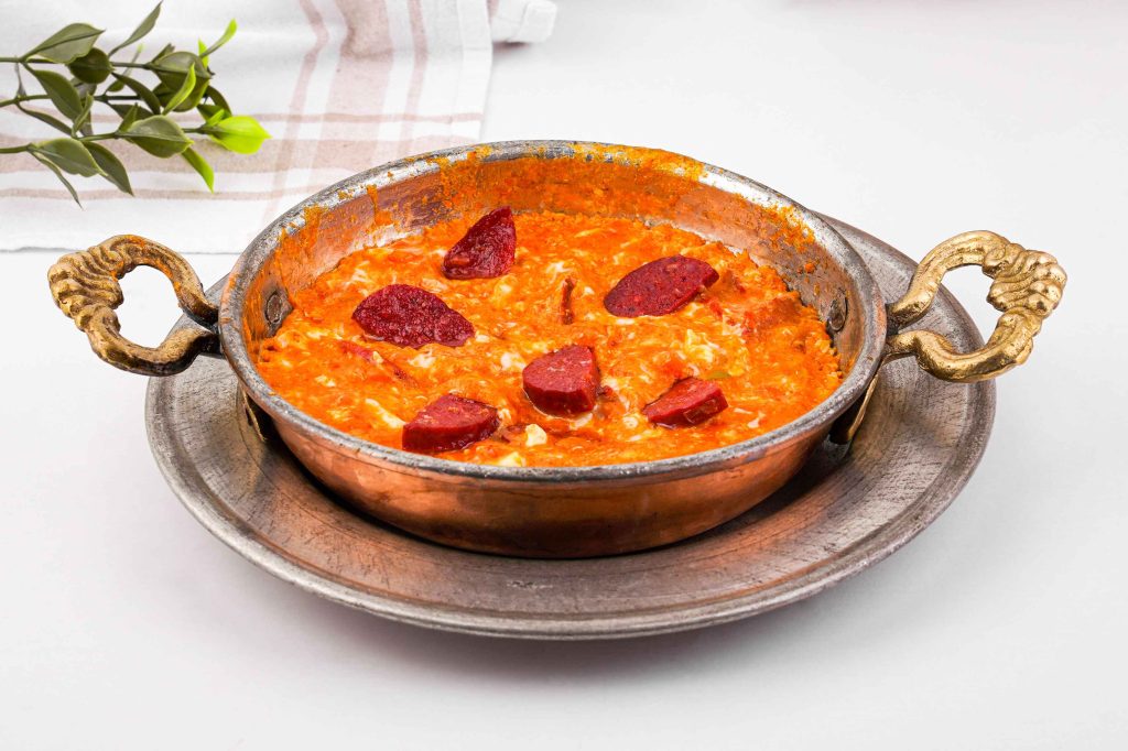 Sucuklu Menemen - Rührei mit Tomaten, Paprika und Sucuk